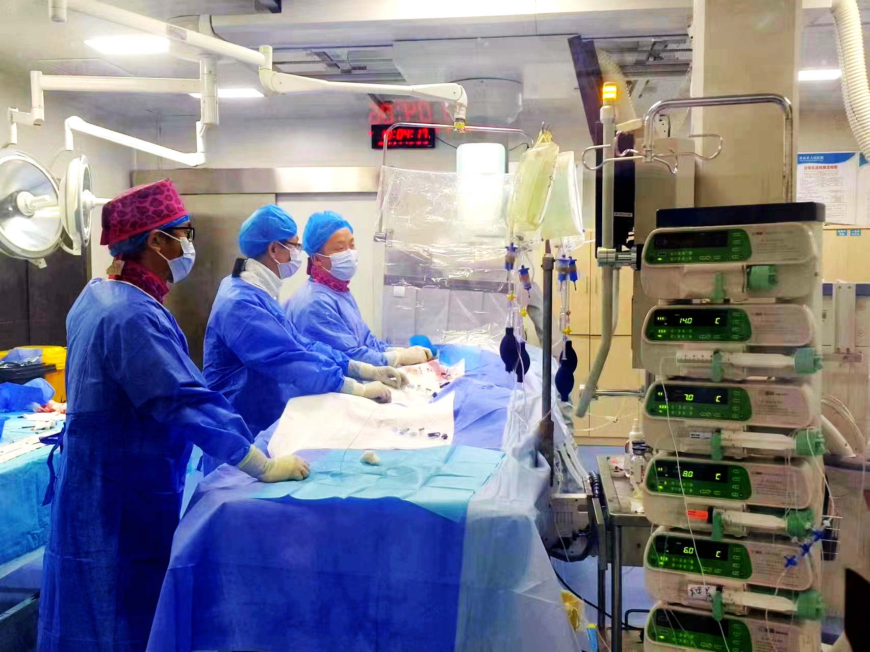 县人民医院神经外科成功实施一例高难度微小动脉瘤栓塞术